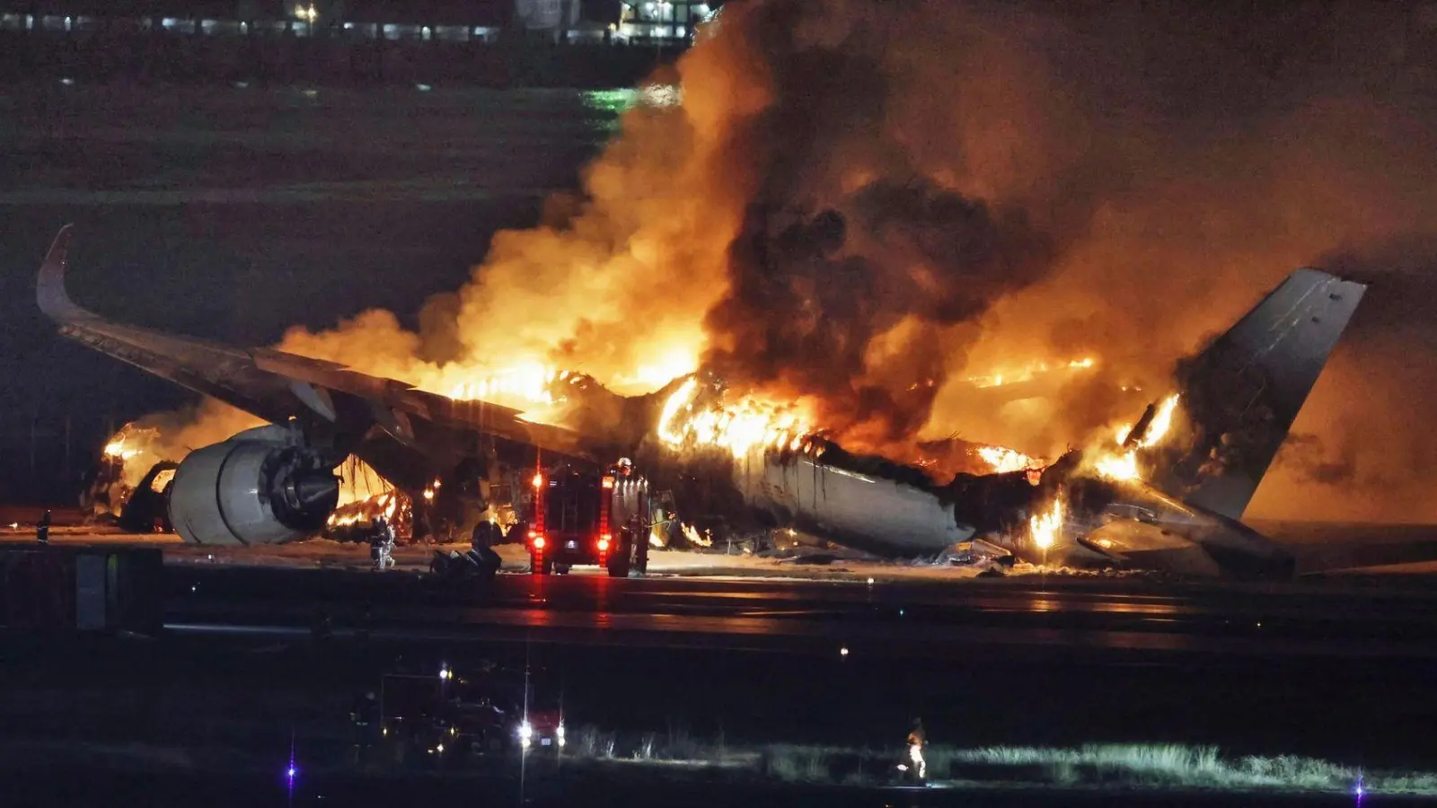 Ein Passagierflugzeug geriet nach der Landung auf dem Tokioter Flughafen Haneda bei der Kollision in Brand. (Foto: Uncredited/Kyodo News/AP/dpa)