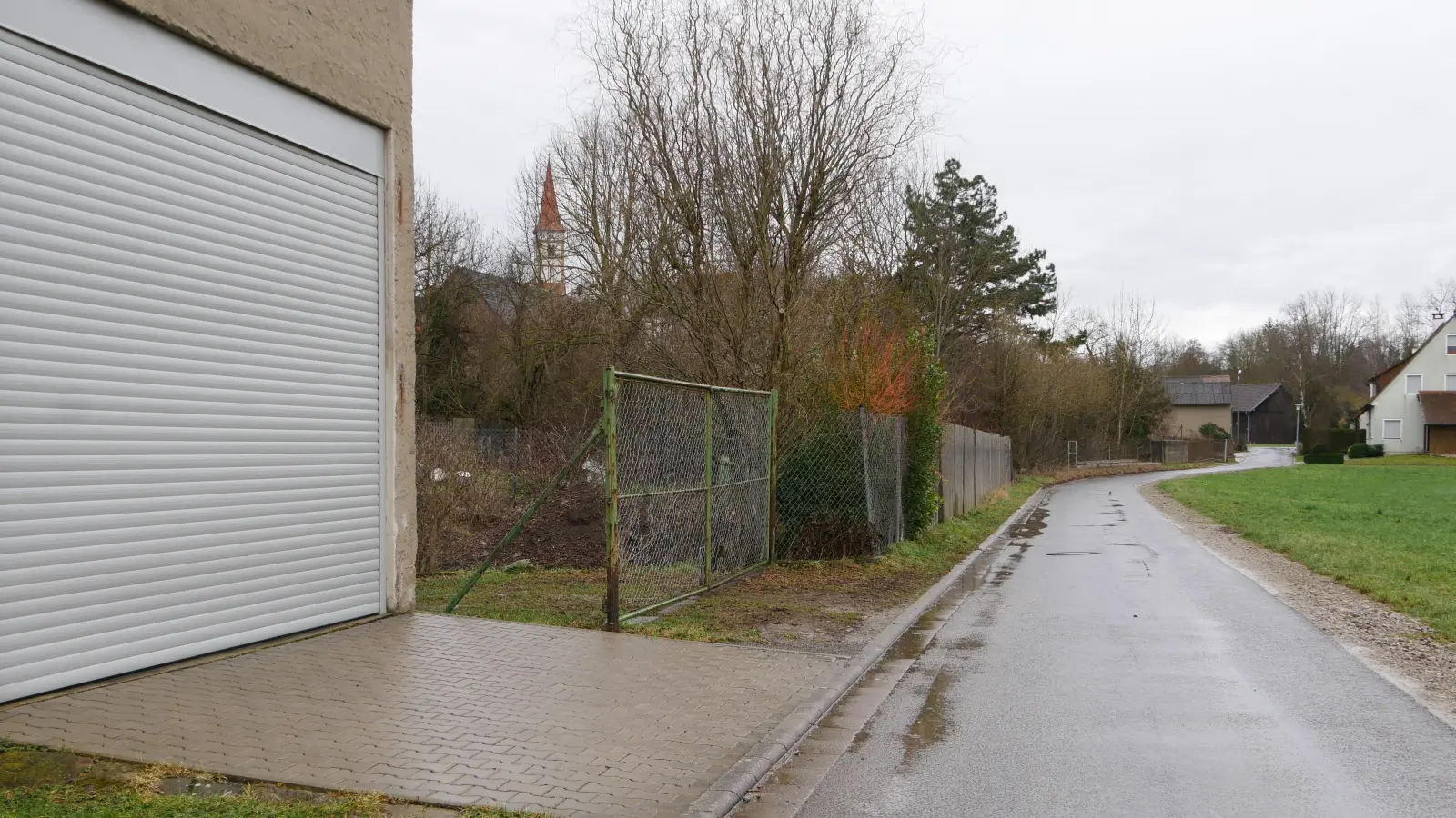 Der Brühlweg, an dessen linker Seite das fragliche Einfamilienhaus im rückwärtigen Bereich der Weinlaubengasse 1 entstehen soll. (Foto: Ulli Ganter)