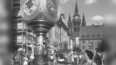 Dr. Lotte Thaler, im Jahr 2003 Intendantin der Bachwoche, bewundert die gerade enthüllte Skulptur am Martin-Luther-Platz. (Archivfoto: Albright)