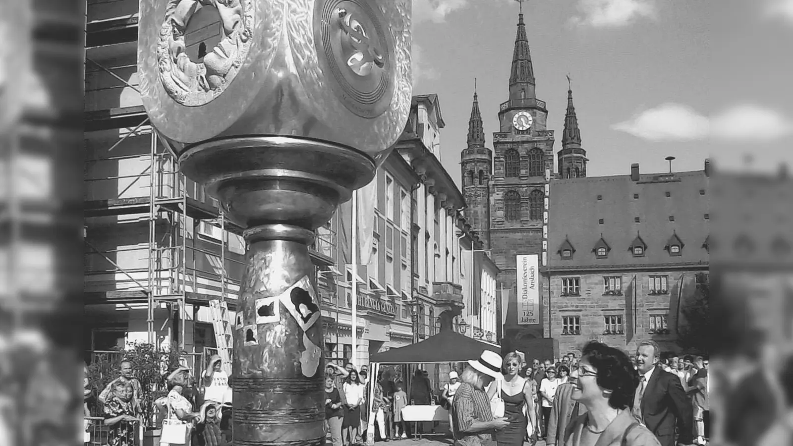 Dr. Lotte Thaler, im Jahr 2003 Intendantin der Bachwoche, bewundert die gerade enthüllte Skulptur am Martin-Luther-Platz. (Archivfoto: Albright)