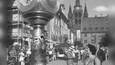 Dr. Lotte Thaler, im Jahr 2003 Intendantin der Bachwoche, bewundert die gerade enthüllte Skulptur am Martin-Luther-Platz. (Archivfoto: Albright)