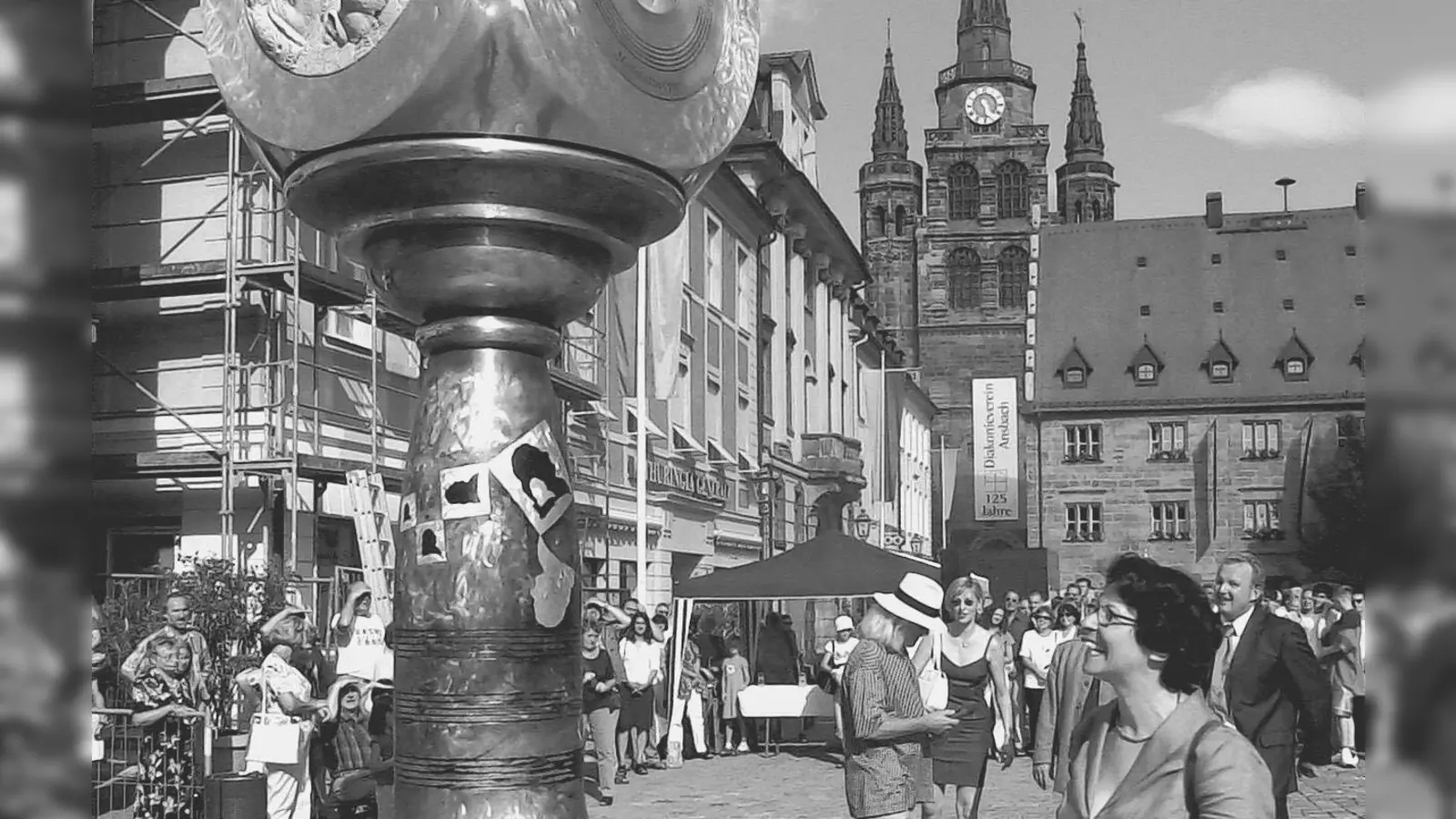 Dr. Lotte Thaler, im Jahr 2003 Intendantin der Bachwoche, bewundert die gerade enthüllte Skulptur am Martin-Luther-Platz. (Archivfoto: Albright)