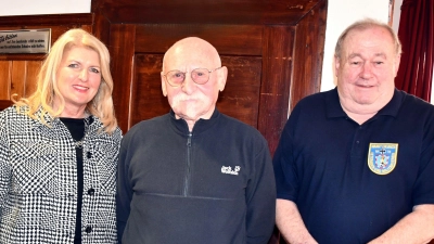 Stellvertretender Vorsitzender Horst Weinmann (rechts) und Bürgermeisterin Dr. Birgit Kreß (links) gratulieren Erich Lunz (Mitte) zur Ehrenmitgliedschaft. (Foto: Gudrun Schwarz)