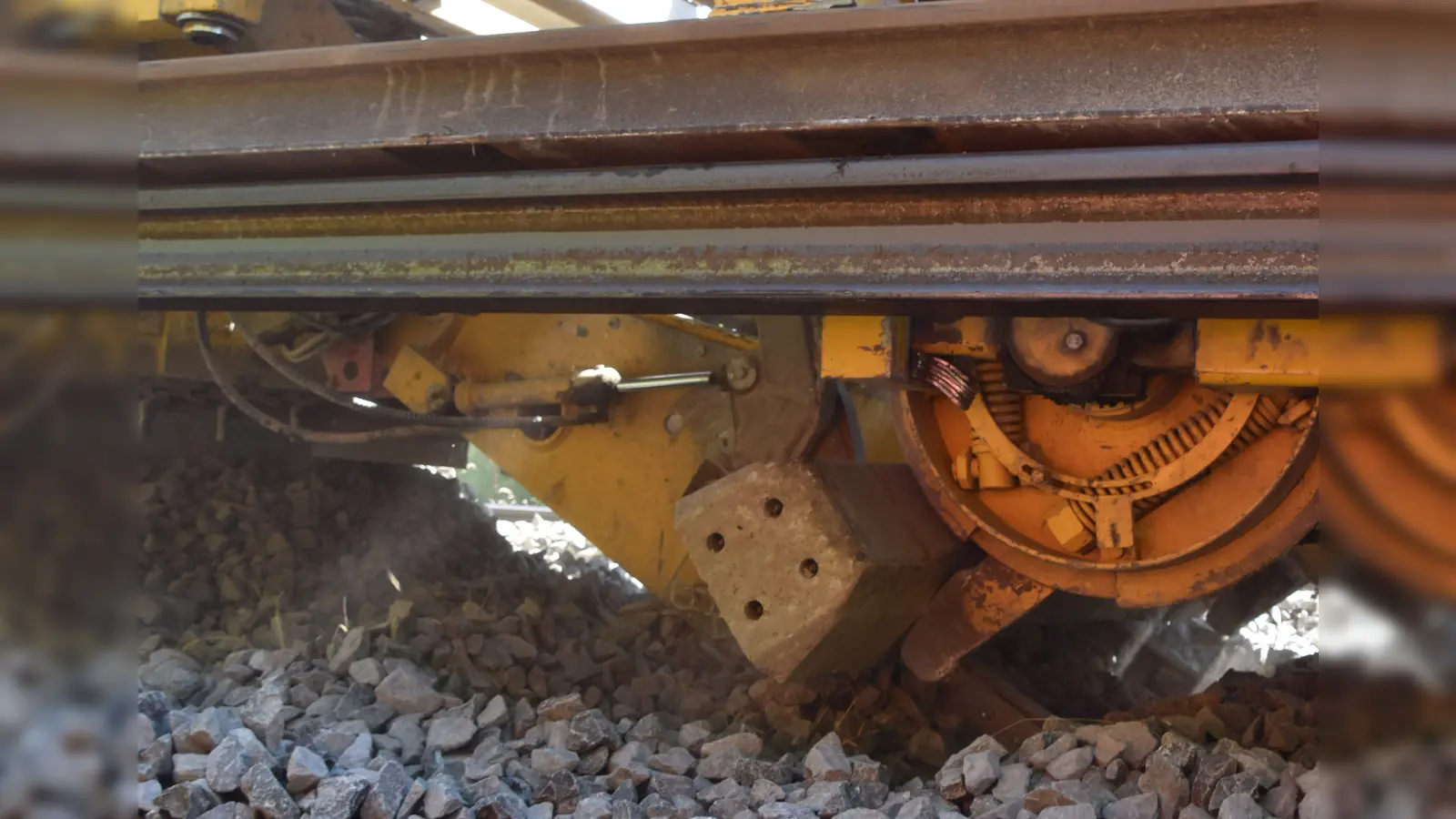 Rund 500 Meter Schiene muss die Deutsche Bahn Ende September in Ansbach erneuern. Die Arbeiten finden in der Nacht statt. (Symbolbild: Andreas Reum)