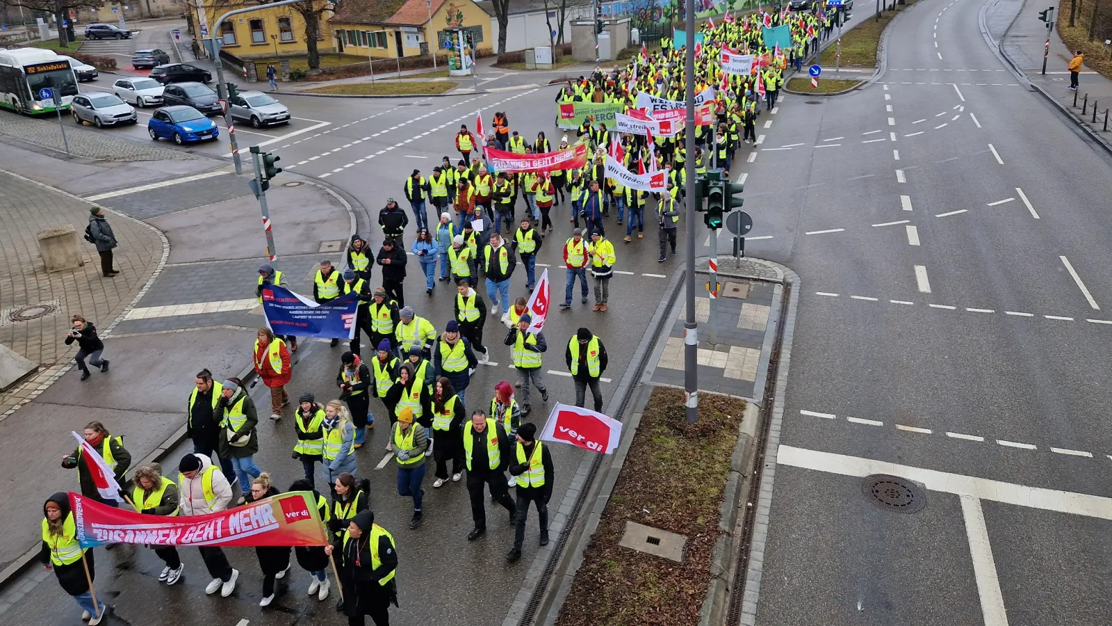 Mit Trillerpfeifen und Transparenten zogen die Demonstranten über die Residenzstraße. (Foto: Andrea Walke)