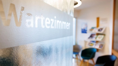 Wartezimmer werden laut Ärzteschaft immer wieder Schauplatz von Übergriffen. (Illustration) (Foto: Daniel Karmann/dpa)