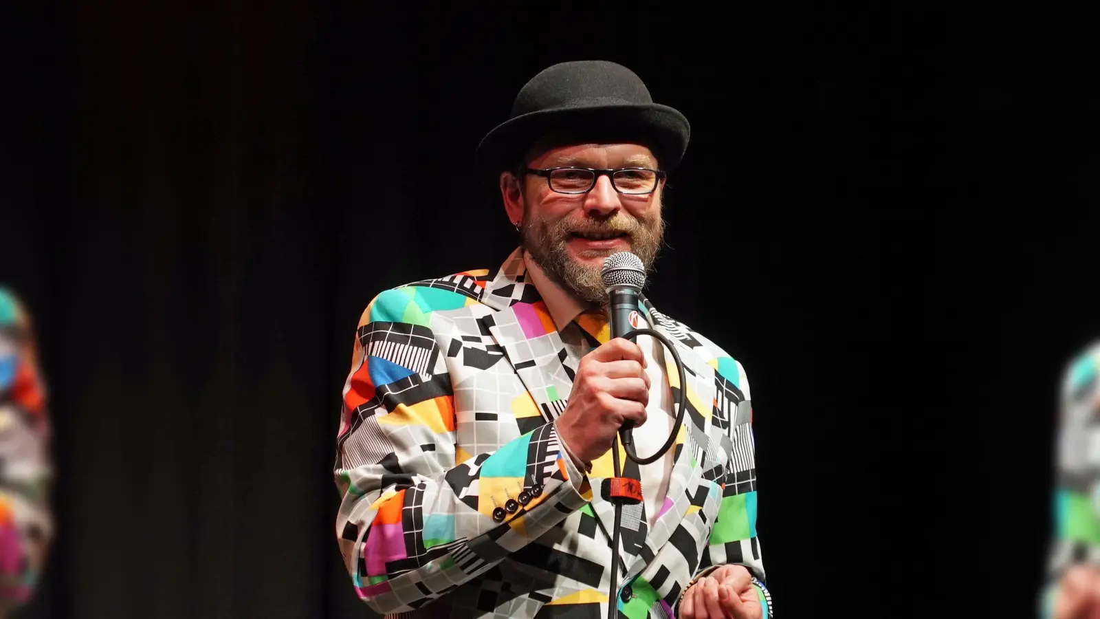 „Good bye Michl!“: Moderator Michael Jakob bei seinem letzten Dichterwettstreit in den Ansbacher Kammerspielen. (Foto: Elke Walter)