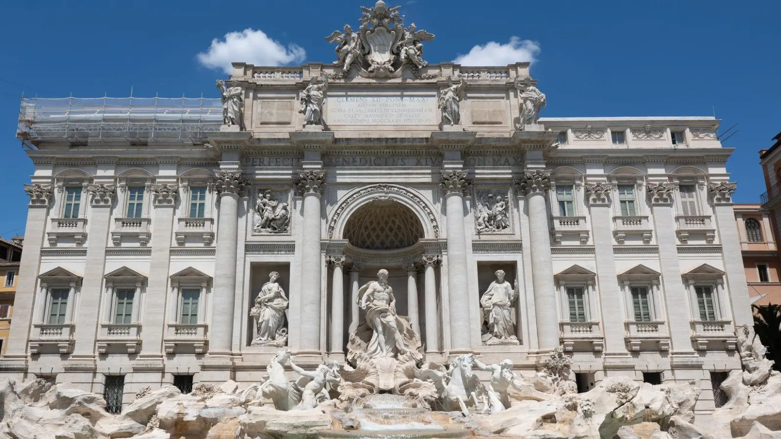 Am Trevi-Brunnen herrscht stets dichtes Gedränge. (Archivbild) (Foto: Marijan Murat/dpa)