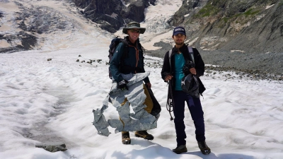 Beim Müllsammeln auf dem Gletscher kommen auch Metallteile von alten Messstationen zm Vorschein. (Foto: --/Diavolezza Lagalb Ag/dpa)