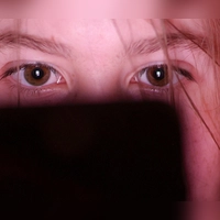 Ob Kinder auf ein Smartphone, ein Tablet oder in ein Buch schauen, ist für die Entwicklung einer Kurzsichtigkeit nicht allein entscheidend. (Foto: Jan Woitas/dpa/dpa-tmn)