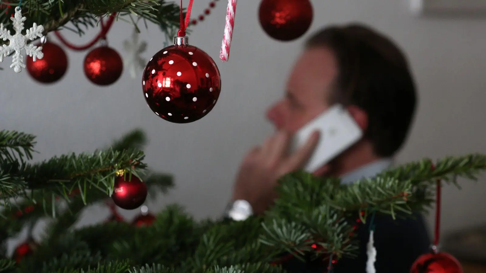 Business-Calls unterm Tannenbaum? An Feiertagen müssen Beschäftigte nicht für die Arbeit erreichbar sein. (Foto: Ina Fassbender/dpa-tmn)