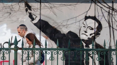 Wandbild von Elon Musk. Unternehmen in Deutschland ziehen sich zumindest teilweise von Musks Plattform X zurück.  (Foto: Andreea Alexandru/AP/dpa)