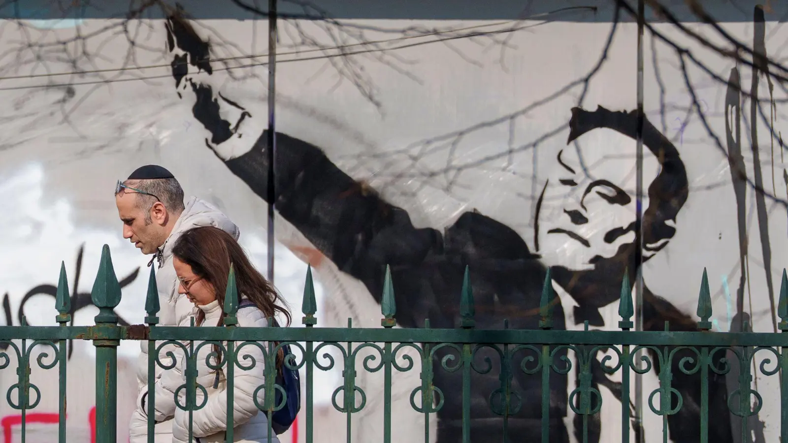 Wandbild von Elon Musk. Unternehmen in Deutschland ziehen sich zumindest teilweise von Musks Plattform X zurück.  (Foto: Andreea Alexandru/AP/dpa)