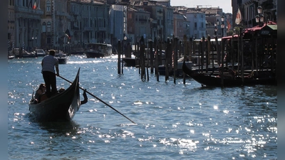 Der Touristen-Hotspot Venedig sucht neue Gondelfahrer. (Symbolbild) (Foto: Jens Kalaene/dpa-Zentralbild/dpa)