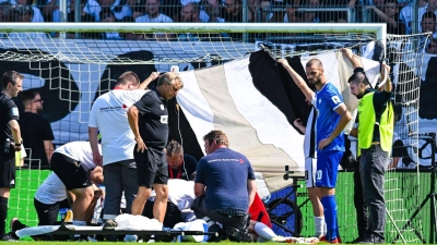 Der Elversberger Florian Le Joncour wird auf dem Platz behandelt. Er fällt nun länger aus. (Foto: Silas Schueller/DeFodi Images/DeFodi Images/dpa)