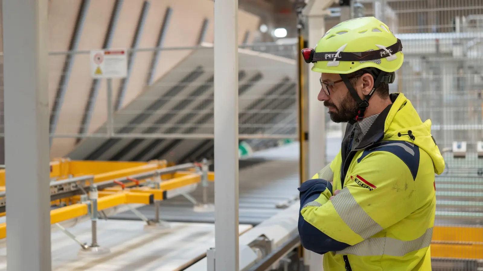 Das Markt Bibarter Spanplattenwerk Egger hat mit seiner neuen Produktionslinie begonnen. Ab sofort können dort auch beschichtete Spanplatten hergestellt werden. Der Werkleiter für die Produktion, Markus Scheran, wirft einen Blick auf die ersten Stücke, die verarbeitet werden. (Foto: Egger Holzwerkstoffe)