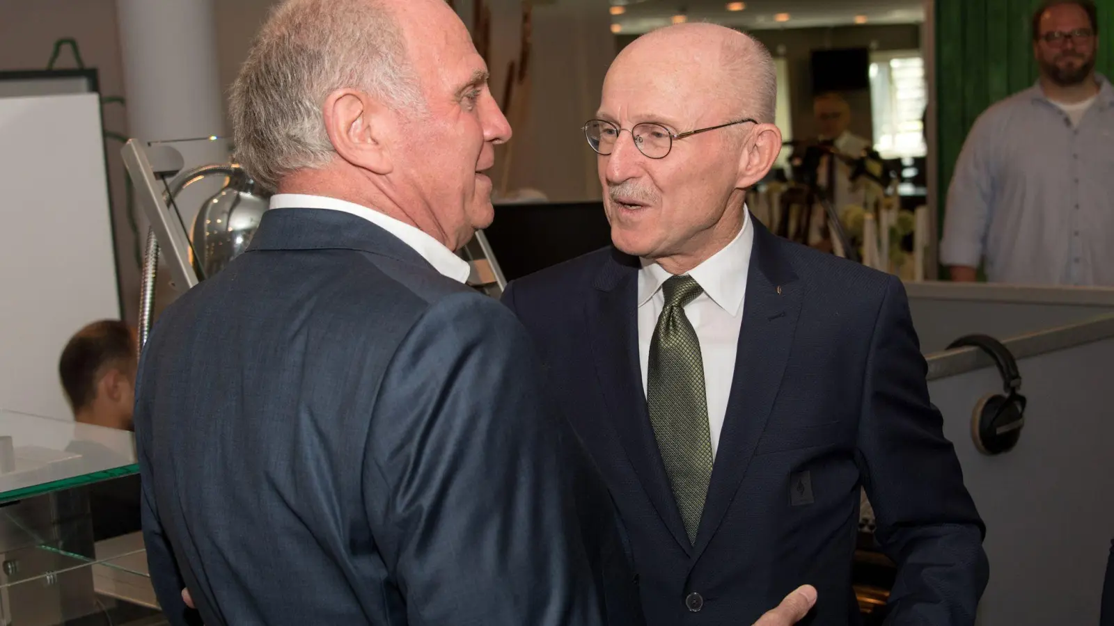 Zwei alte Rivalen, die sich am Ende versöhnt haben: Bayern Münchens Ehrenpräsident Uli Hoeneß und der verstorbene Wille Lemke beim 70. Geburtstag des früheren Werder-Managers in Bremen. (Foto: nordphoto/Ewert/dpa)