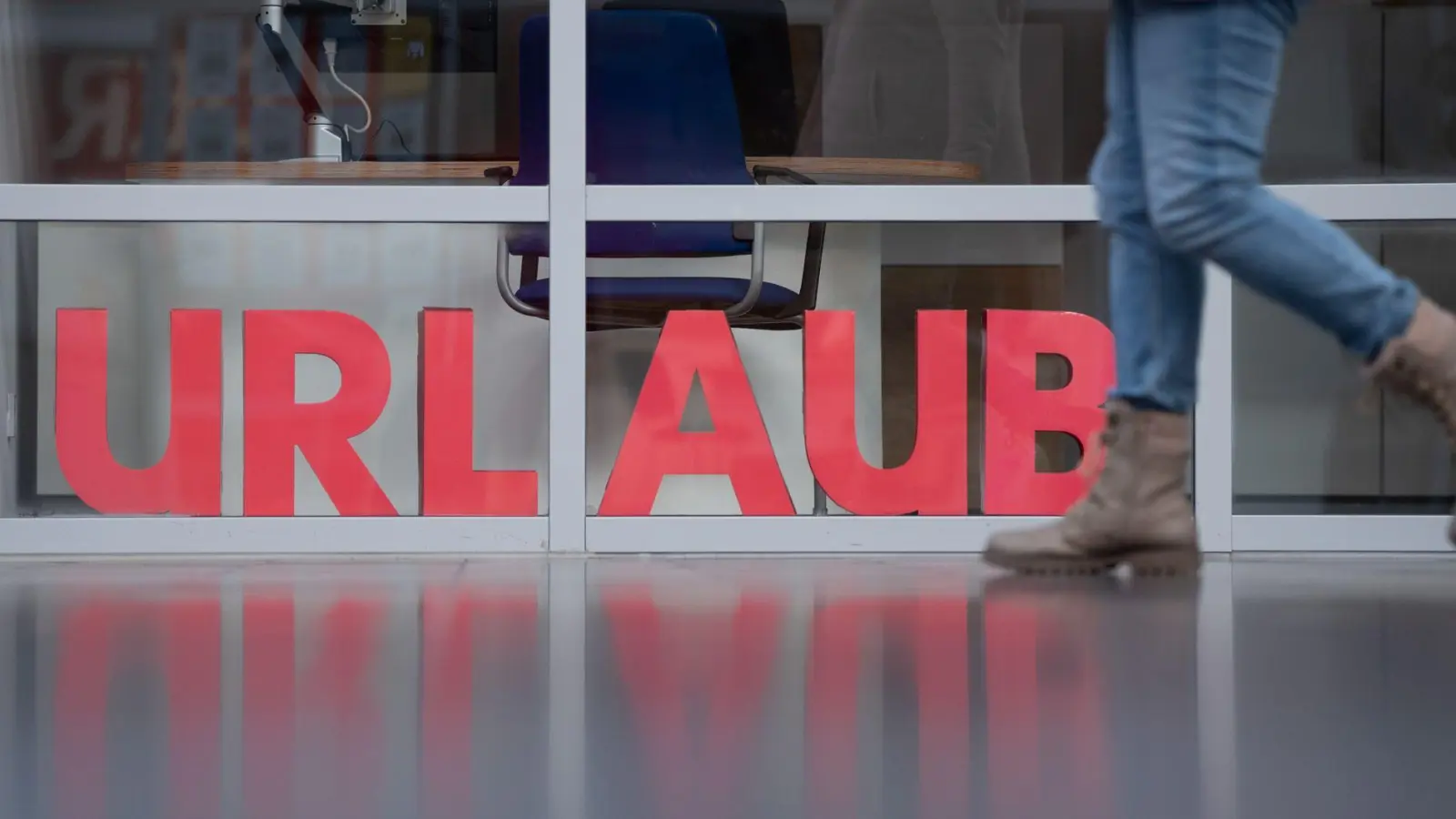 Den Resturlaub einfach ins nächste Jahr mitnehmen ist bei Arbeitgebern nicht gerne gesehen. Doch wann verfällt der Urlaubsanspruch eigentlich? (Foto: Sebastian Kahnert/dpa/dpa-tmn)