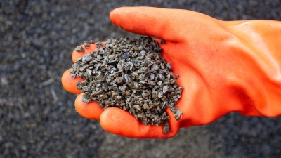 Granulat ist nur eine Option: Die Auswahl an Streumitteln ist groß, wenn man glatte Gehwege streuen will. (Foto: Christophe Gateau/dpa/dpa-tmn)