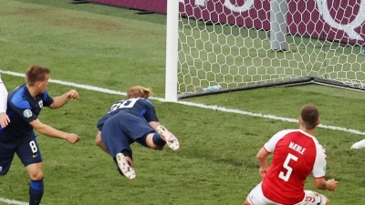 Der Finne Joel Pohjanpalo (M.) traf per Kopfball. (Foto: Wolfgang Rattay/POOL REUTERS/AP/dpa)