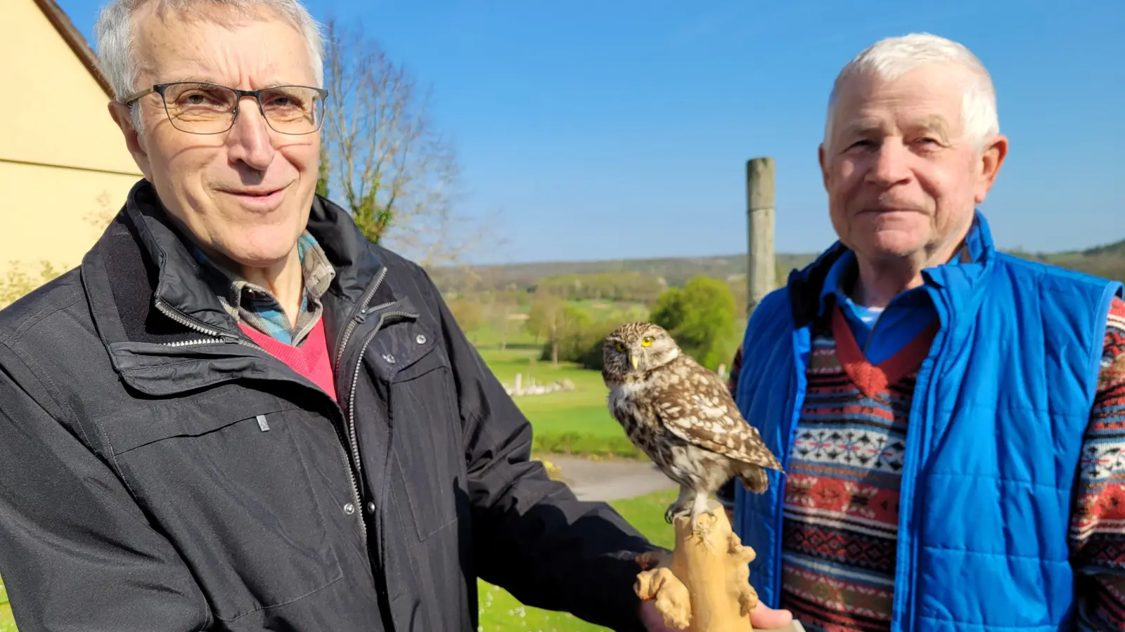 Erwin Taube (links) und Manfred Heinl mit einem präparierten Steinkauz. (Foto: Nina Daebel)
