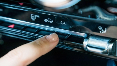 Klimaanlage: Ja. Arktis-Modus: lieber nicht. Als angenehm gelten 22 bis 25 Grad – zu kalt kann zu Kreislaufproblemen und Erkältung führen. (Foto: Christin Klose/dpa-tmn)
