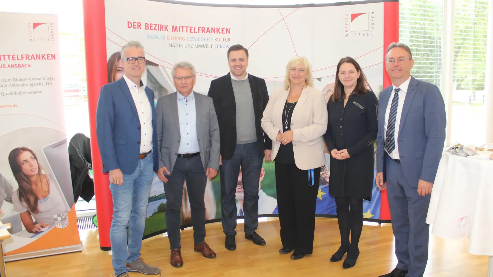 Bei der Eröffnung der Jubiläums-Orientierungsmesse (von links): Bürgermeister Patrick Ruh, Landratsstellvertreter Hans Henninger, Landtagsabgeordneter Andreas Schalk, Bauakademie-Geschäftsführerin Gabriela Gottwald, Regierungspräsidentin Dr. Kerstin Engelhardt-Blum und dritter Bürgermeister Herbert Lindörfer. (Foto: Herbert Dinkel)