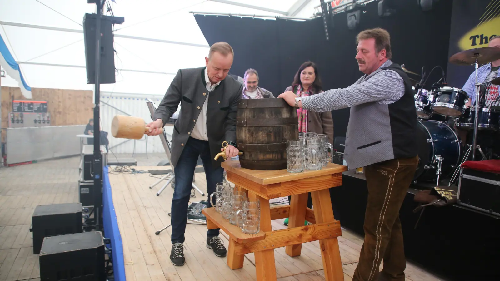 Nach mehreren Anläufen war es so weit: Oberbürgermeister Thomas Deffner (links) hat am Freitagabend das Ansbacher Frühlingsfest offiziell eröffnet.  (Foto: Alexander Biernoth)