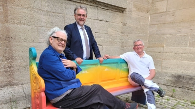 Die schönste Bank der Stadt Bad Windsheim steht jetzt auf dem Lutherplatz. Davon sind überzeugt (von links): Armin Höhn, Dekan Jörg Dittmar und Hubert Flory. (Foto: Nina Daebel)