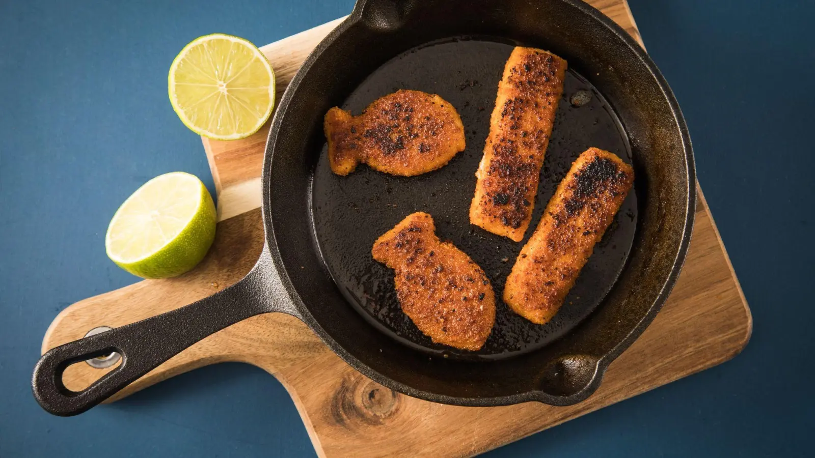 31 Fischstäbchen mit klassischem Fisch und veganen Alternativen wurden von der Zeitschrift „Öko-Test“ verkostet und untersucht. Nur acht schneiden „gut“ ab. (Foto: Christin Klose/dpa-tmn)