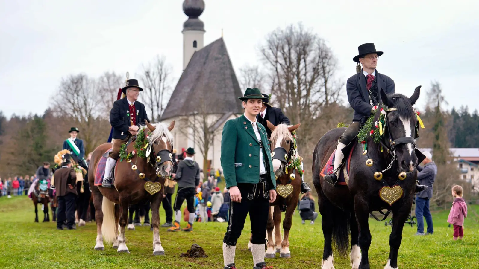 Am Kirchlein werden Tiere und Menschen gesegnet. (Foto: Uwe Lein/dpa)