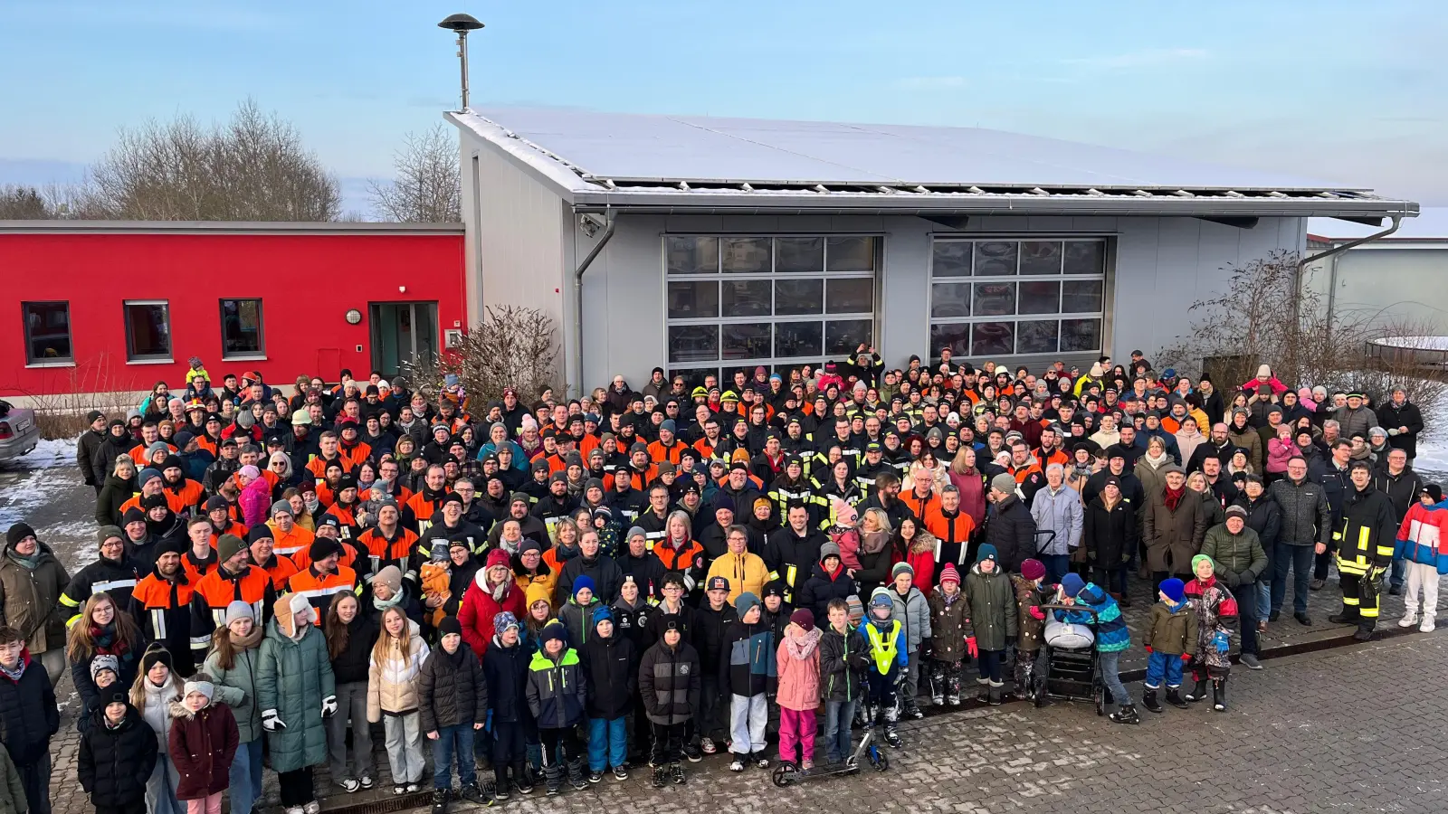 Mehr als 300 Menschen forderten vor dem Feuerwehrhaus in Buch am Wald den Erhalt der bisherigen Klinikstruktur. (Foto: Steffi Krauss)