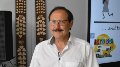 2019 kam Dr. Helmut Bencker an die Auracher Grundschule. Nun wurde der Leiter der Einrichtung in den Ruhestand verabschiedet. (Foto: Werner Wenk)