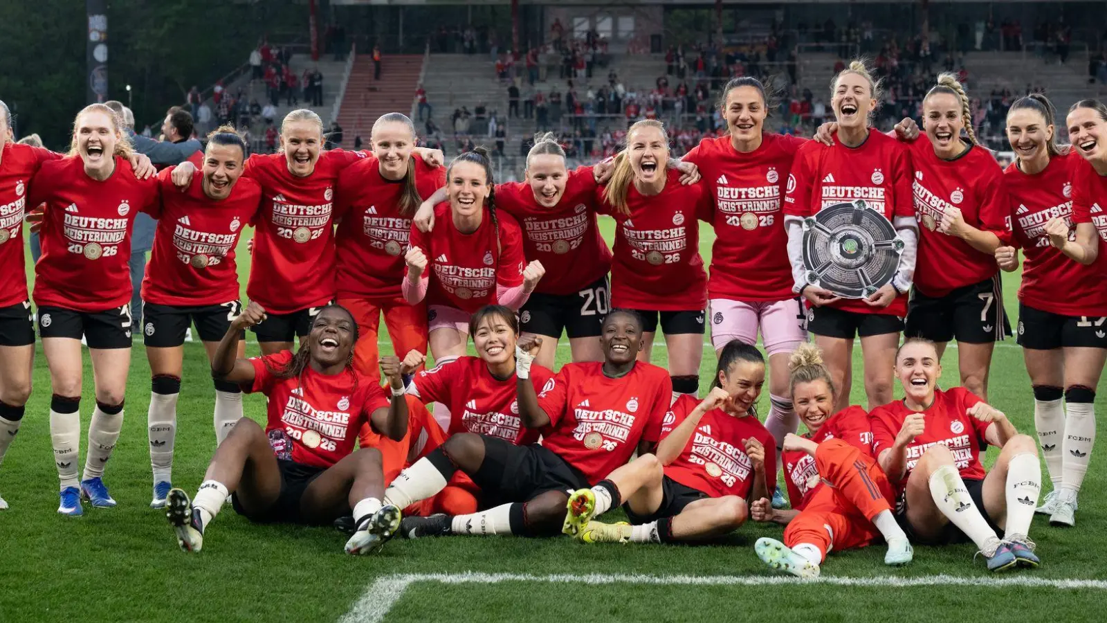 Ein bisschen feiern, aber dann ging der Blick schon auf die kommenden Aufgabe, die FC Barcelona heißt.  (Foto: Soeren Stache/dpa)