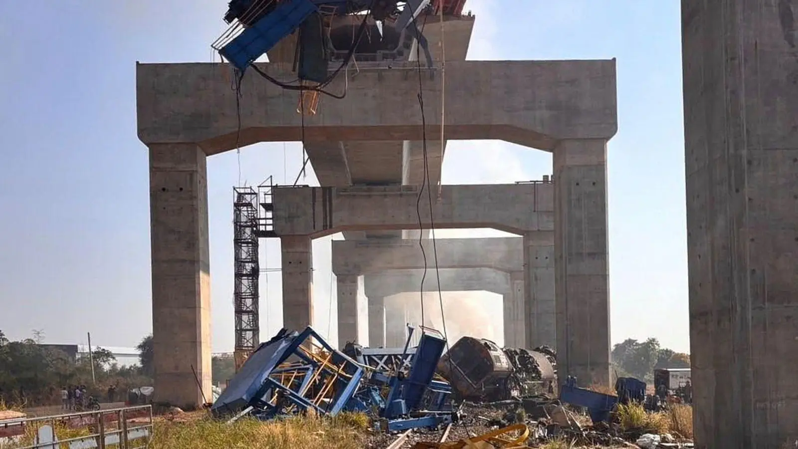 Der Kran war an Bauarbeiten an einer Hochgeschwindigkeitsstrecke beteiligt. (Foto: Uncredited/State Railway of Thailand/dpa)