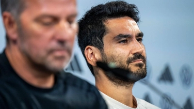 Unter Hansi Flick soll Ilkay Gündogan (r) beim FC Barcelona keine Rolle mehr spielen. (Foto: David Inderlied/dpa)