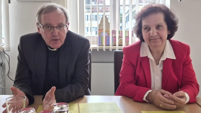 Erläuterten Hintergründe zu der bevorstehenden Umstrukturierung, die eine Zäsur für Schillingsfürst bedeutet: Domkapitular Dr. Norbert Jung und Gesamtkirchenpflegerin Maria Luise Müller. (Foto: Margit Schwandt)