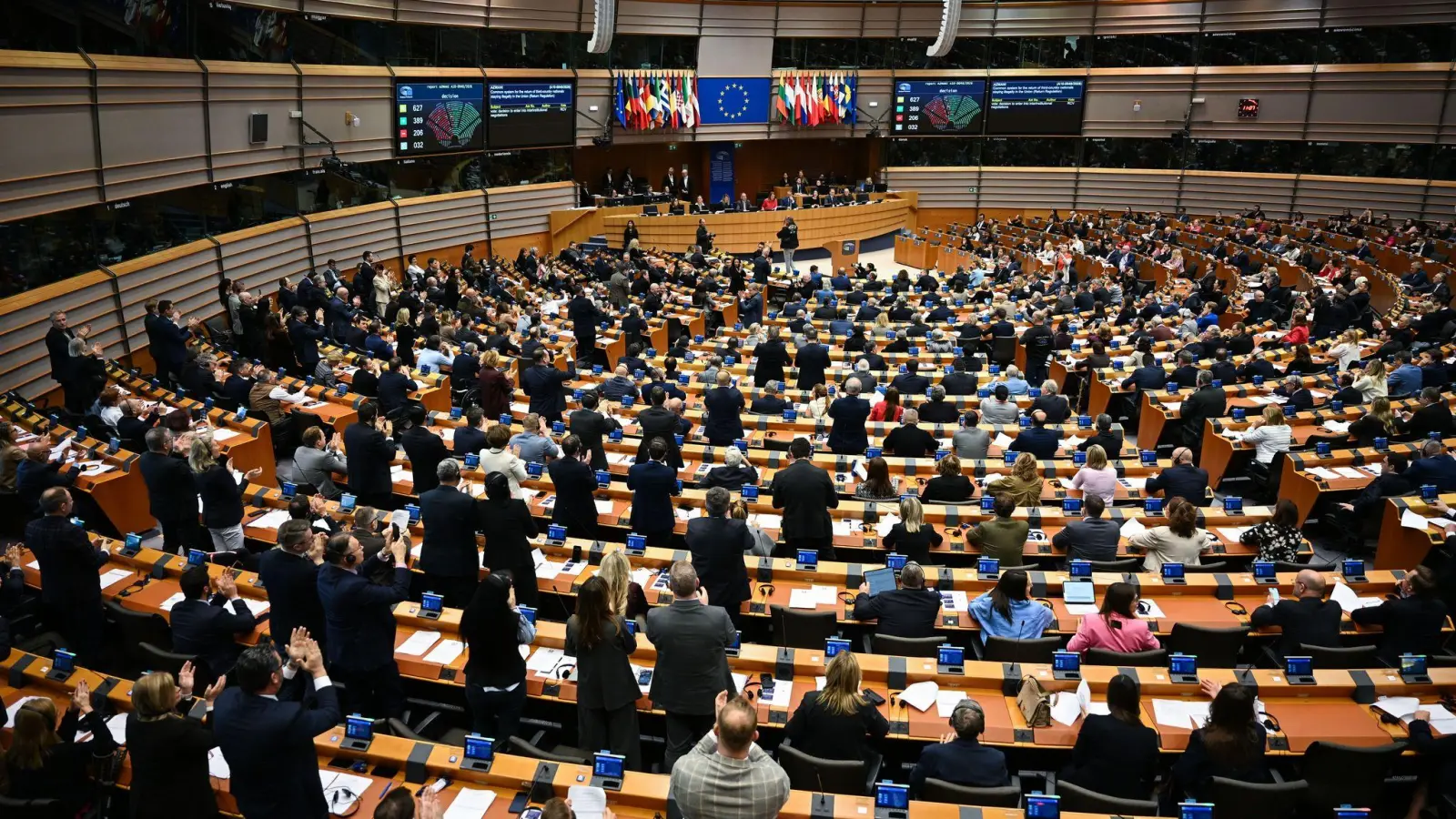 Die Abgeordneten des EU-Parlaments stimmten über ihre Position zur Verschärfung der europäischen Asylpolitik ab. (Foto: Katharina Kausche/dpa)