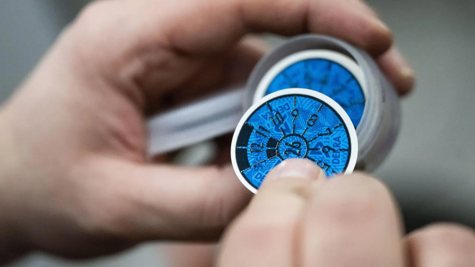 Unter anderem die Farbe der Prüfplakette gibt an, wann die nächste HU fällig ist: Nach Orange für 2025 folgen Blau, Gelb, Braun, Rosa und Grün. (Foto: Marijan Murat/dpa/dpa-tmn)