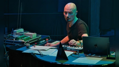 Erschafft bisher unerhörte Klangwelten: Andreas Obieglo zwischen seinen Instrumenten und Geräten. (Foto: Martin Stumpf)