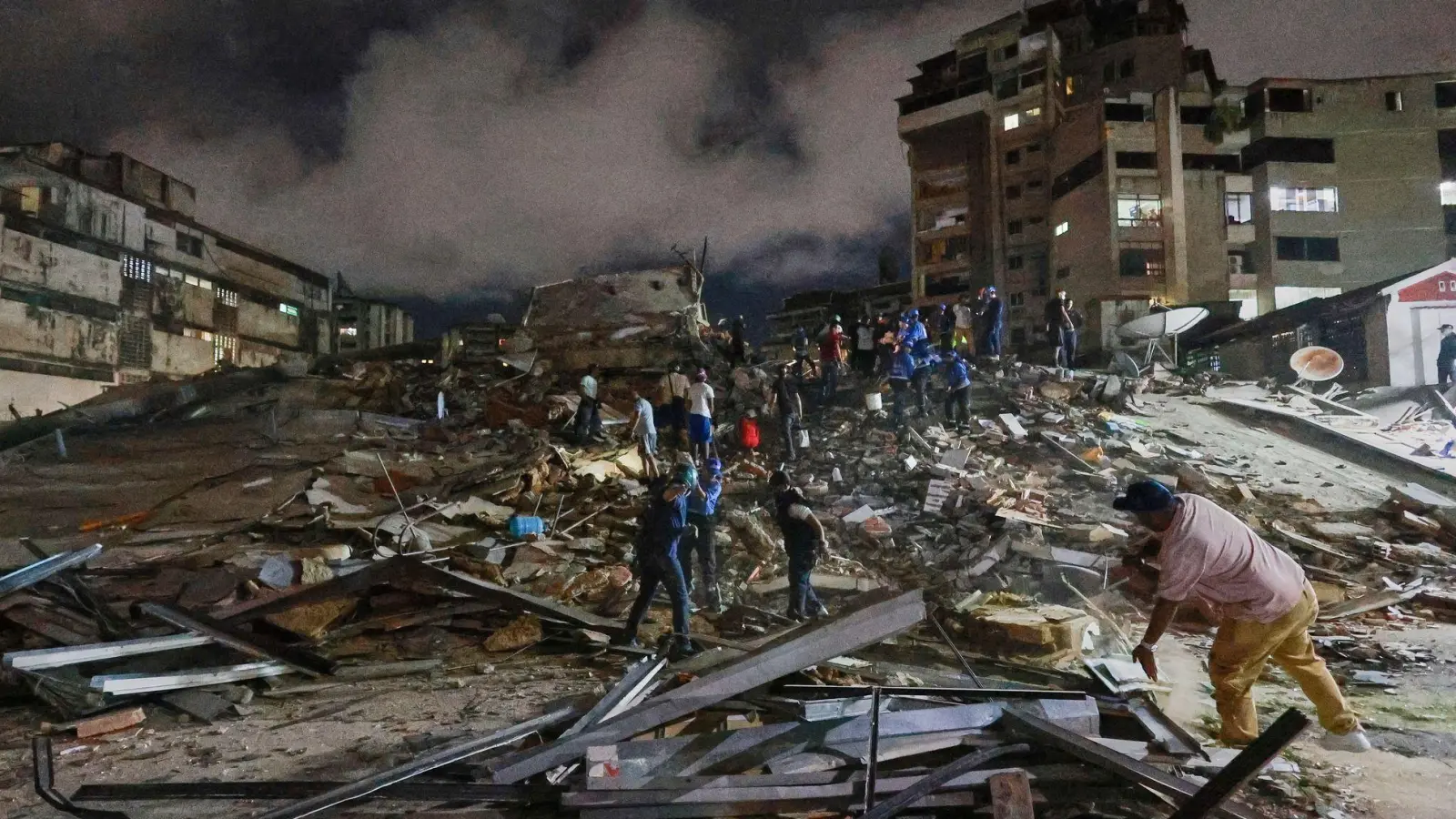Rettungskräfte in Venezuela durchsuchen Trümmer. (Foto: Javier Campos/AP/dpa)