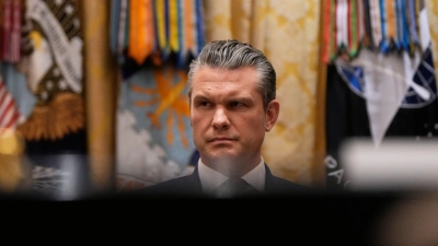 Steht wegen verschiedener Angelegenheiten in der Kritik - Pentagon-Chef Hegseth. (Archivbild) (Foto: Julia Demaree Nikhinson/AP/dpa)