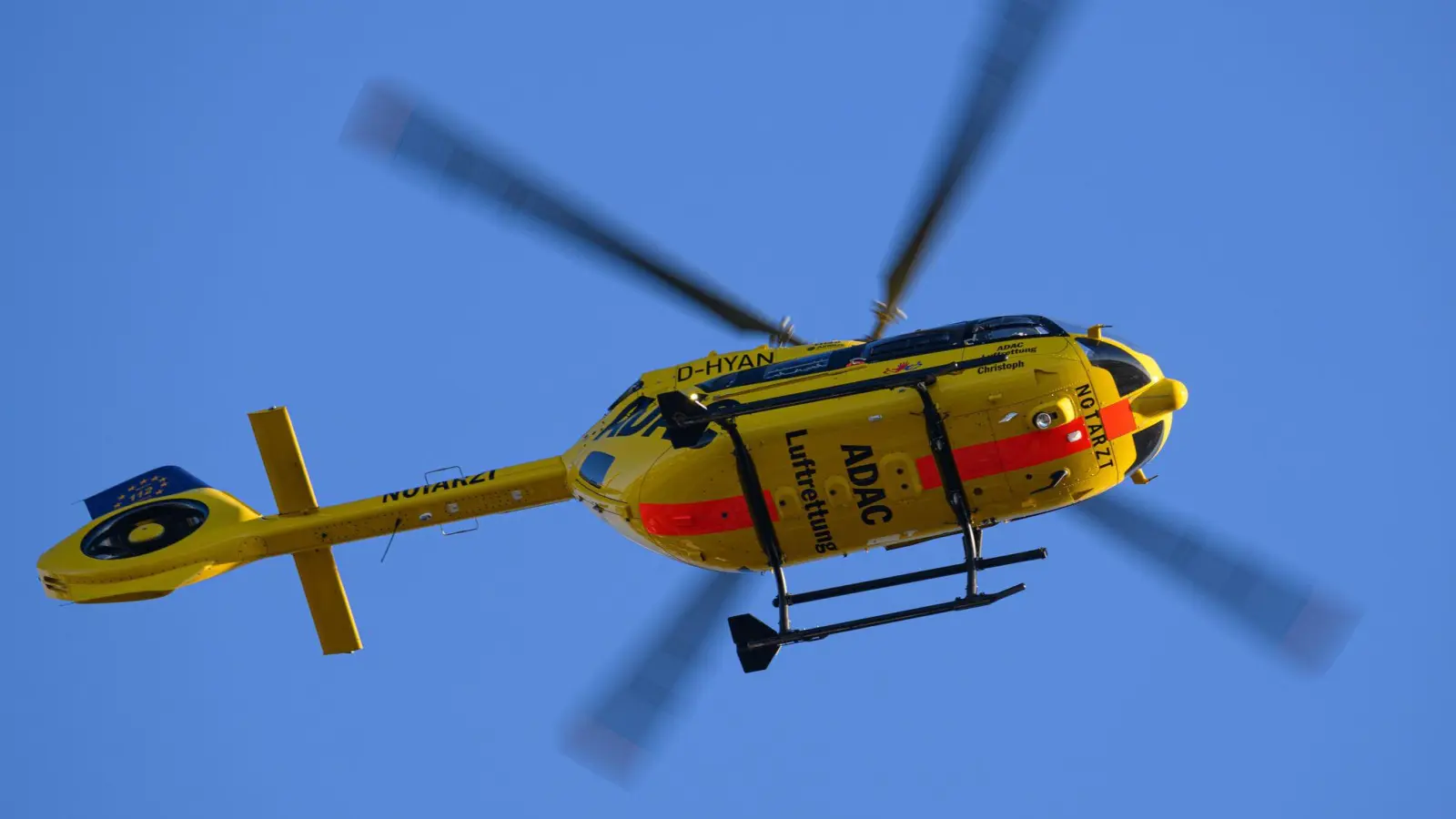 Weil sich eine 30-Jährige bei einem Betriebsunfall am Mittwoch den Kopf stieß, wurde sie in eine Klinik geflogen. (Symbolbild: Robert Michael/dpa)