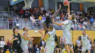 Die Ansbacher mit Pablo Schmidt (rechts am Ball, hier gegen den Neustädter Emmanuel Ngan) wollen auch im Heimspiel gegen Haching die Lufthoheit auf ihrer Seite haben. (Foto: Martin Rügner)