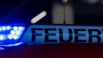 Vier Hausbewohner und acht Feuerwehrangehörige wurden vorsorglich vom Rettungsdienst untersucht. Verletzt hat sich niemand. (Symbolbild) (Foto: Rolf Vennenbernd/dpa)