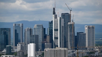 Banken halten sich mit Krediten an Mittelständler zurück (Archivbild). (Foto: Arne Dedert/dpa)