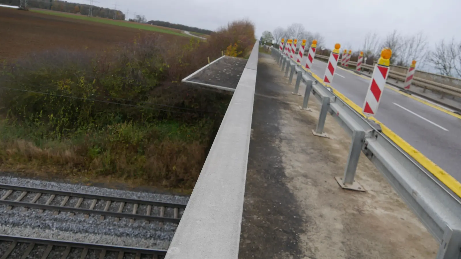 Die Brückenkappe schließt an die Fahrbahn an und trägt auch die Leitplanken. Zusätzlich ist an dieser Brücke bei Neuherberg ein Berührschutz für die Oberleitung der Bahn (das horizontale Teilstück) eingebaut. (Foto: Ulli Ganter)