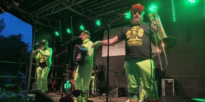 Die „Marsmännla” aus Bamberg sorgten mit ihrer eigenwilligen Mischung aus Rock, Pop und Kerwa-Musik für Stimmung im Kulturgärtla und ließen das Wetter vergessen. (Foto: Robert Maurer)
