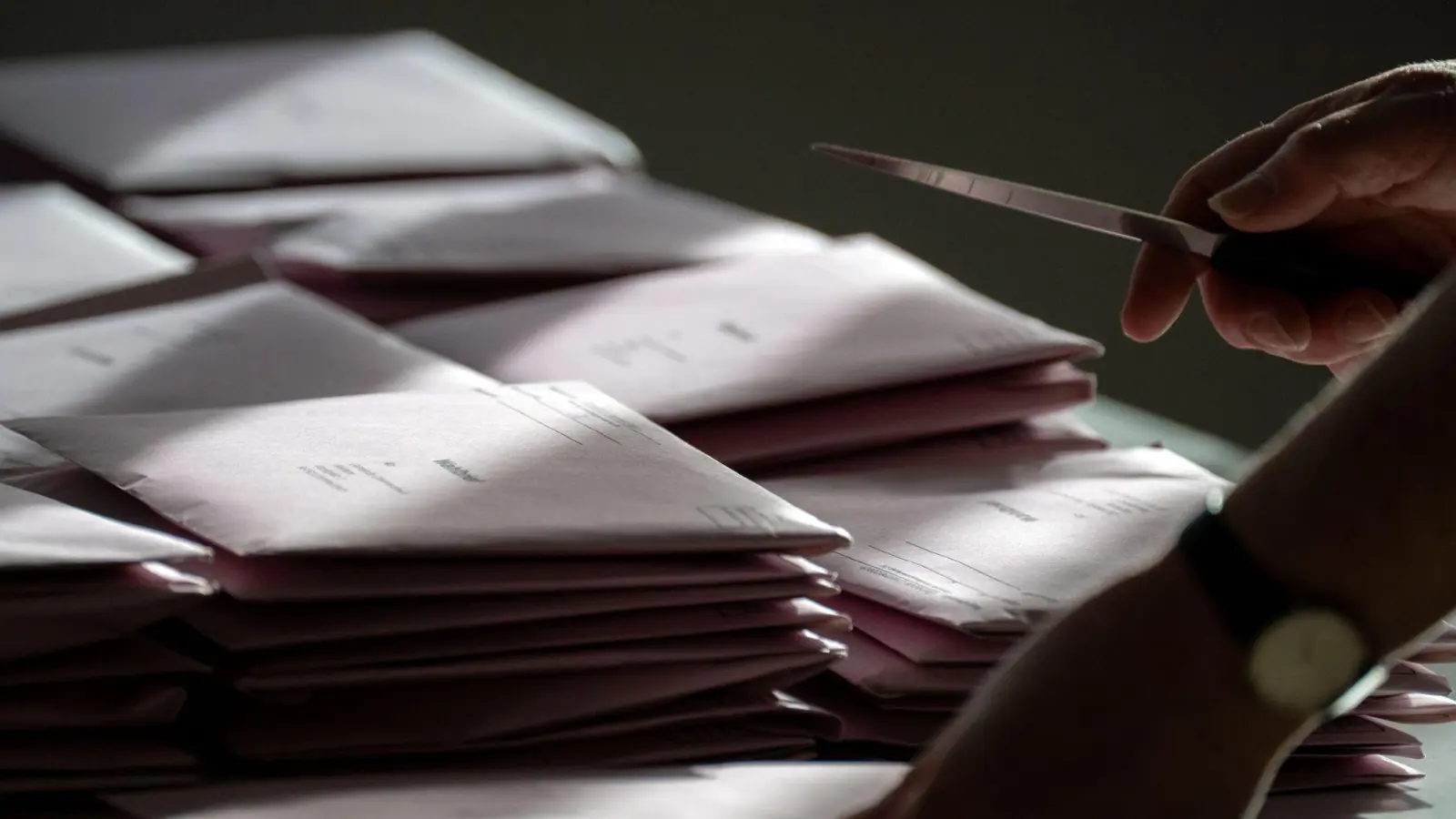 In Wülfershausen wird wegen Verdachts der Wahlfälschung ermittelt. (Symbolbild) (Foto: Pia Bayer/dpa)