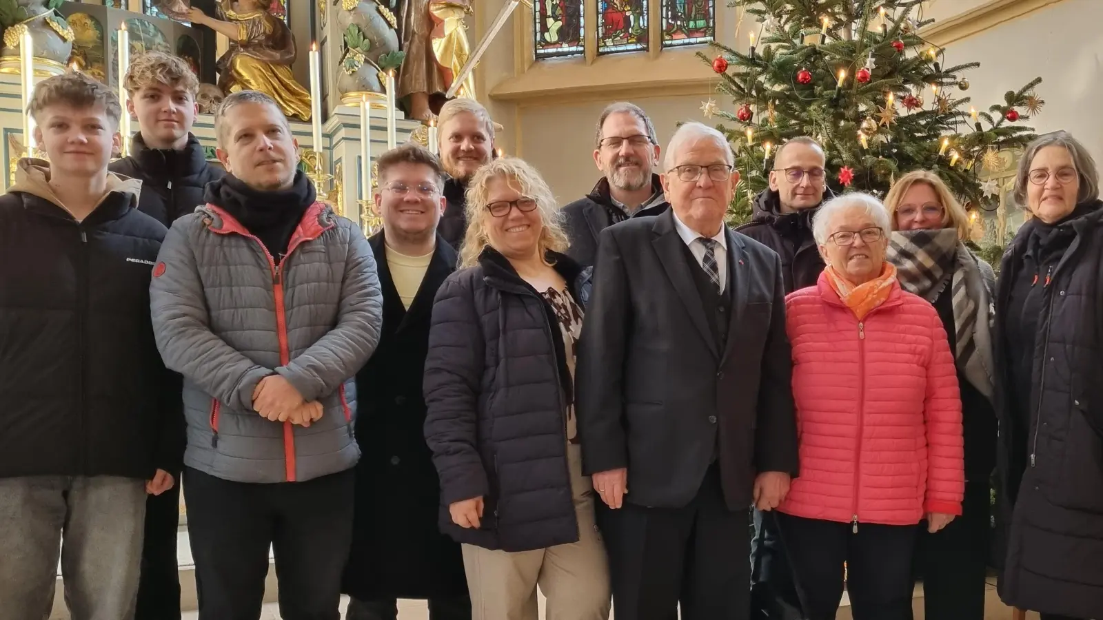 Nach genau 50 Jahren verabschiedete sich Friedrich Riffelmacher (Dritter von rechts) aus dem Lektorenamt der evangelischen Kirchengemeinde St. Kilian in Markt Erlbach.  (Foto: Lee Pheng Hadlich)